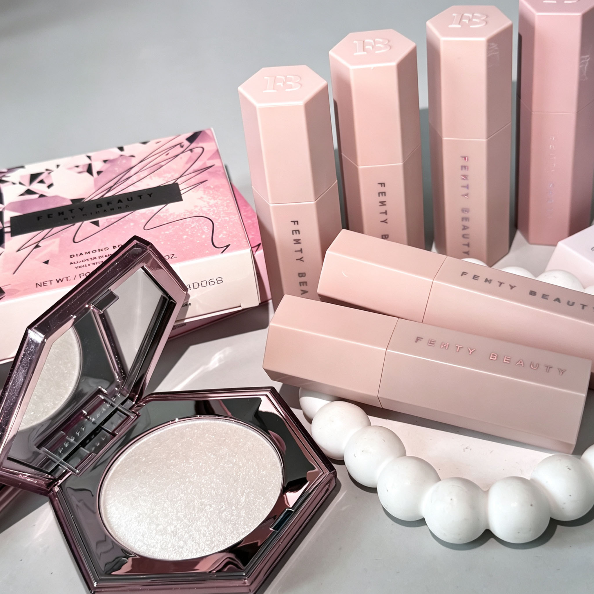 Fenty Beauty Makeup Highlighter - Maquillaje de Lujo Fenty Beauty, Iluminador