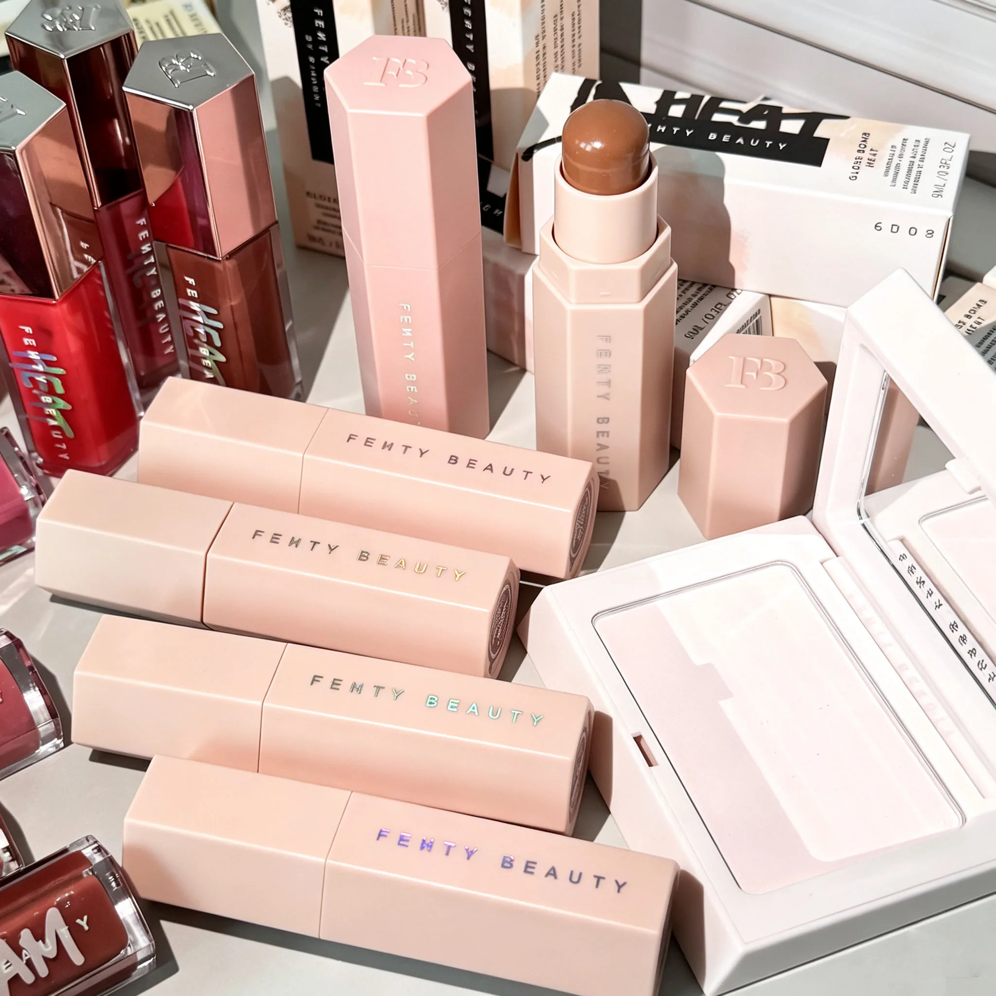 Maquillaje Fenty Beauty, ilumi - Fenty Beauty Makeup Highlighter reseña y precio